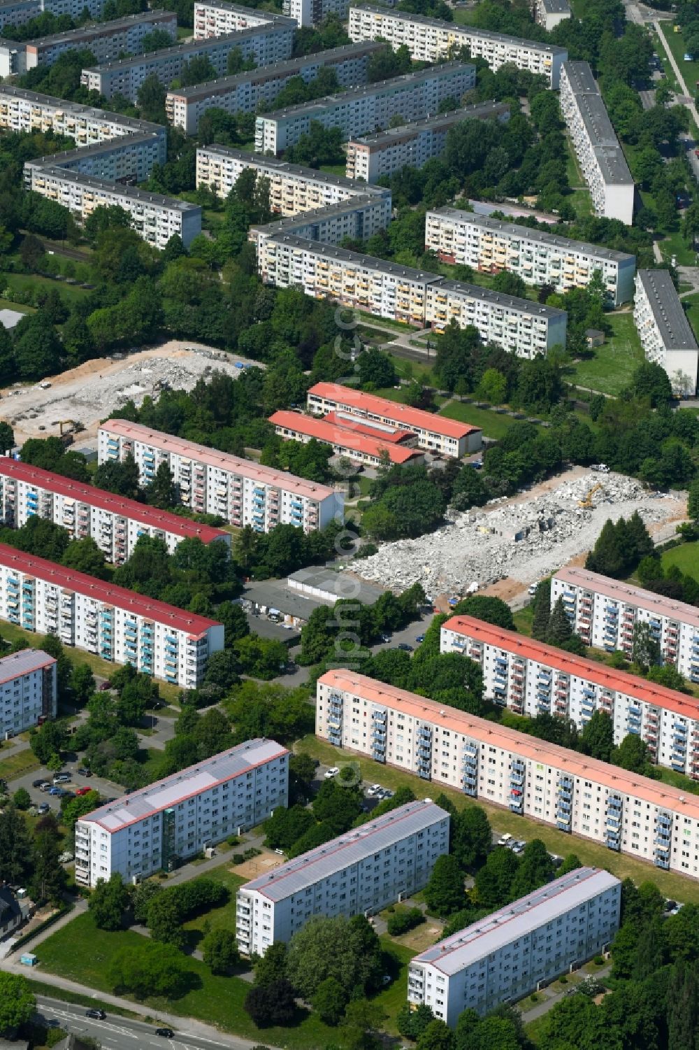 Schwerin from the bird's eye view: Demolition and disposal work on the remains of the ruins of Hochhaeuser on Ploener Strasse and Eutiner Strasse in Schwerin in the state Mecklenburg - Western Pomerania, Germany