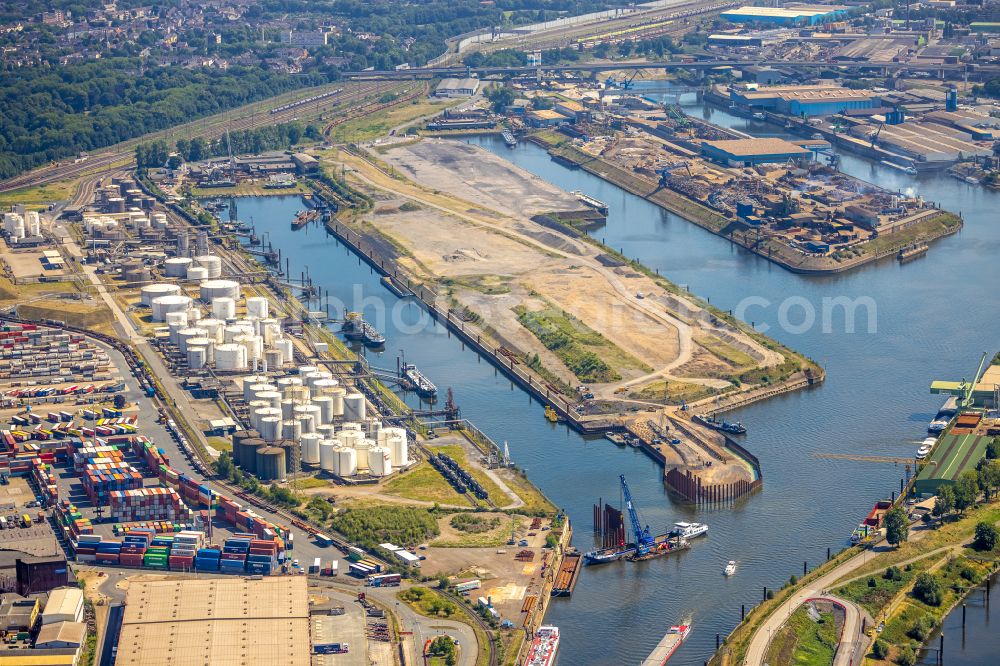 Duisburg from the bird's eye view: Demolition and disposal work on the remains of the ruins on the Kohleninsel for the new building of a container terminal in Duisburg at Ruhrgebiet in the state North Rhine-Westphalia, Germany