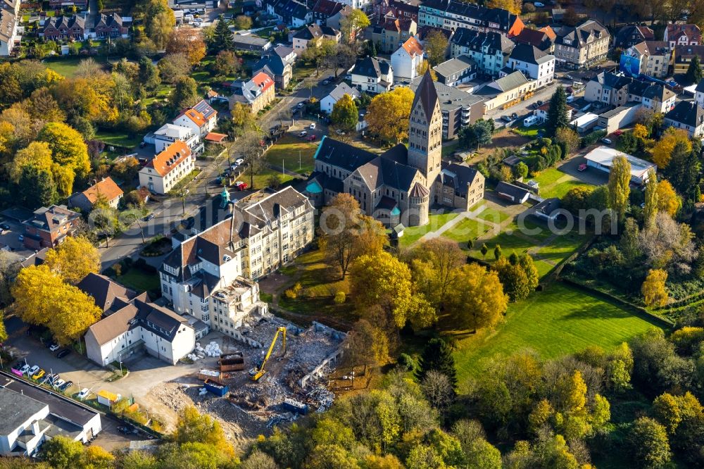 Aerial image Bochum - Demolition and disposal work on the remains of the ruins of Krankenhauses Venenzentrum Maria-Hilf-Krankenhaus on Hiltroper Landwehr overlooking the church building of the Kirche St. Elisabeth in the district Hiltrop in Bochum at Ruhrgebiet in the state North Rhine-Westphalia, Germany