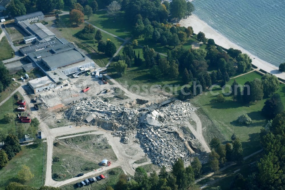 Aerial photograph Klink - Demolition and disposal work on the remains of the ruins of Mueritz-Hotel on Seeblick in Klink in the state Mecklenburg - Western Pomerania, Germany