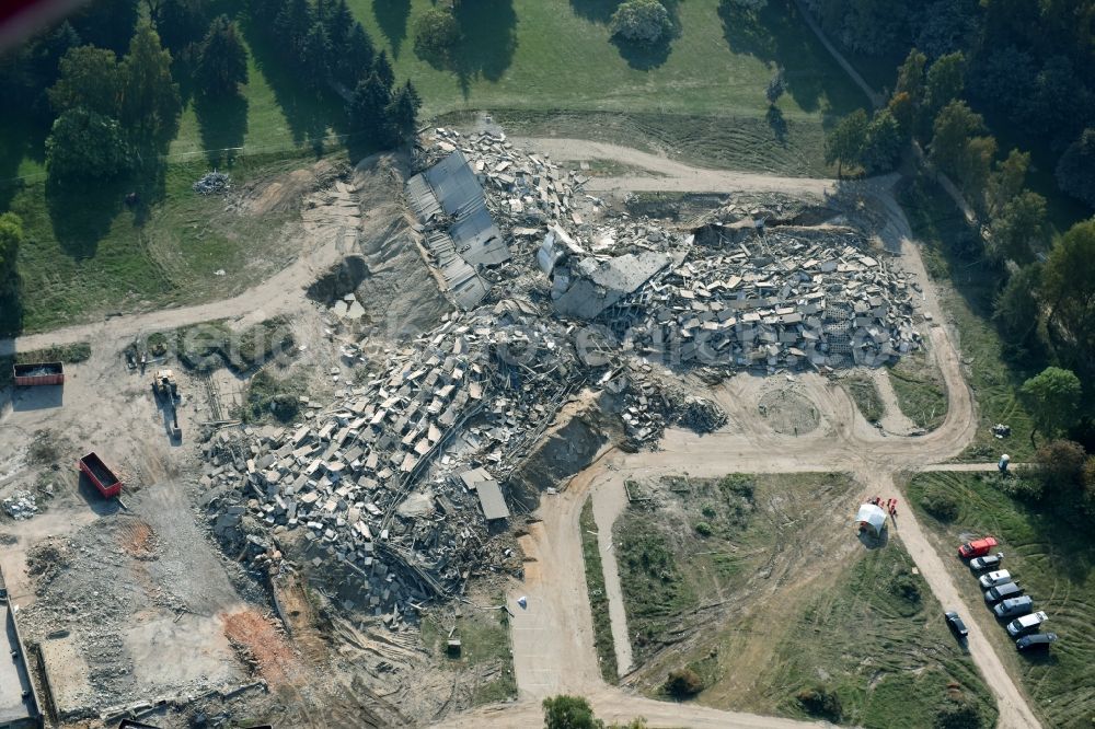 Klink from the bird's eye view: Demolition and disposal work on the remains of the ruins of Mueritz-Hotel on Seeblick in Klink in the state Mecklenburg - Western Pomerania, Germany