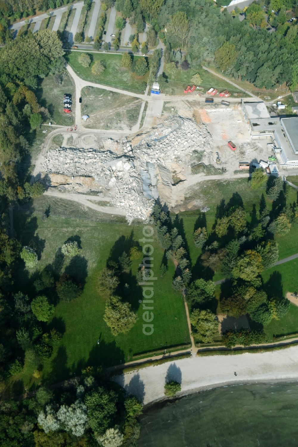 Aerial image Klink - Demolition and disposal work on the remains of the ruins of Mueritz-Hotel on Seeblick in Klink in the state Mecklenburg - Western Pomerania, Germany