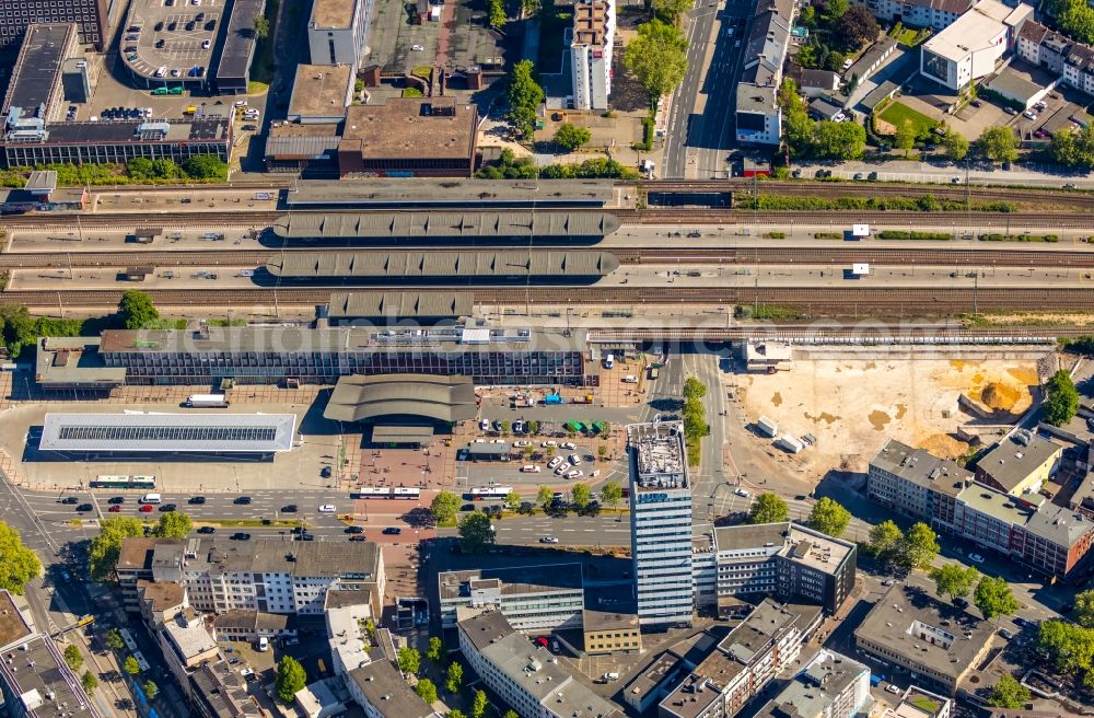 Aerial image Bochum - Demolition and disposal work on the remains of the ruins of car park P7 Kurt-Schumacher-Platz in Bochum in the state North Rhine-Westphalia, Germany