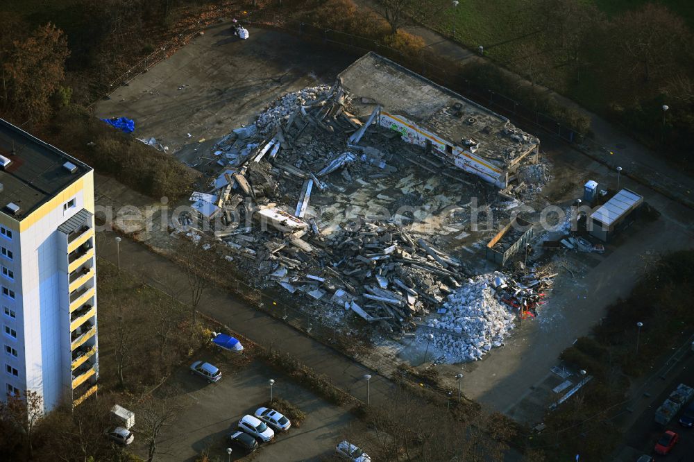 Berlin from the bird's eye view: Demolition and disposal work on the remains of the ruins of a supermarket for the new building project on Vesaliusstrasse in the district Pankow in Berlin, Germany