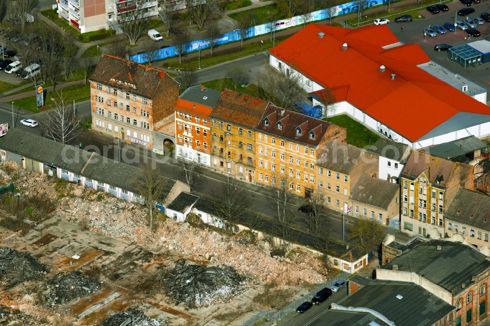 Weißenfels from the bird's eye view: Demolition and disposal work on the remains of the ruins on Tagewerbener Strasse in Weissenfels in the state Saxony-Anhalt, Germany