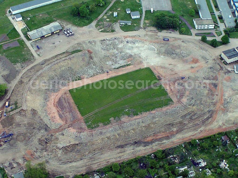 Magdeburg-Brückfeld from above - Abriß der Heimstätte des 1. FCM , dem Ernst-Grube-Stadion in Magdeburg-Brückfeld. An dieser Stelle entsteht zurzeit eine neue länderspieltaugliche Arena mit einem Fassungsvermögen von 25.000 Zuschauern