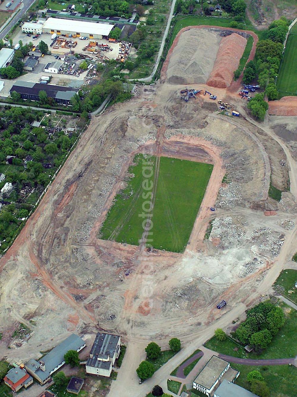 Aerial photograph Magdeburg-Brückfeld - Abriß der Heimstätte des 1. FCM , dem Ernst-Grube-Stadion in Magdeburg-Brückfeld. An dieser Stelle entsteht zurzeit eine neue länderspieltaugliche Arena mit einem Fassungsvermögen von 25.000 Zuschauern