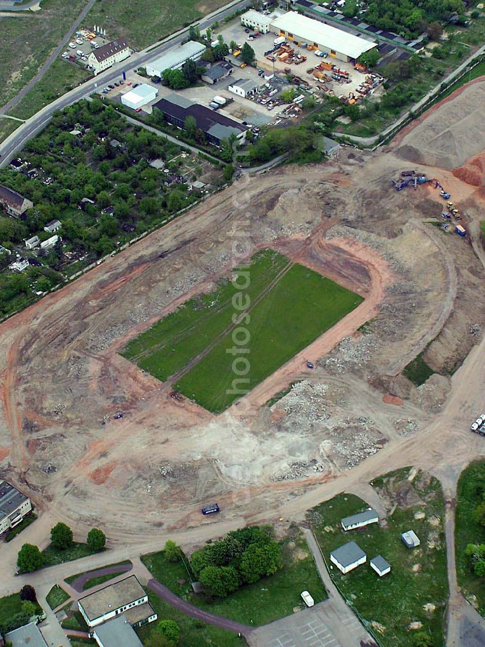 Magdeburg-Brückfeld from above - Abriß der Heimstätte des 1. FCM , dem Ernst-Grube-Stadion in Magdeburg-Brückfeld. An dieser Stelle entsteht zurzeit eine neue länderspieltaugliche Arena mit einem Fassungsvermögen von 25.000 Zuschauern