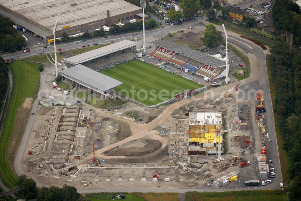 Essen from above - Abrissarbeiten am Georg-Melches-Stadion vom Fußballclub Rot-Weiss Essen in der Stadt Essen, Nordrhein-Westfalen. Gleichzeitig wird ein neues Fußballstadion, welches ca. 20000 Zuschauern Platz bieten soll, leicht versetzt in unmittelbarer Nachbarschaft gebaut. Für die Arbeiten wurde das Bauunternehmen Köster Bau AG beauftragt. Demolition works on the Georg Melches stadium of the soccer club Rot Weiss Essen in Essen, North Rhine-Westphalia. At the same time, a new football stadium is being built in close vicinity to the old stadium. Responsible for the construction work is the building company Koester Bau AG.