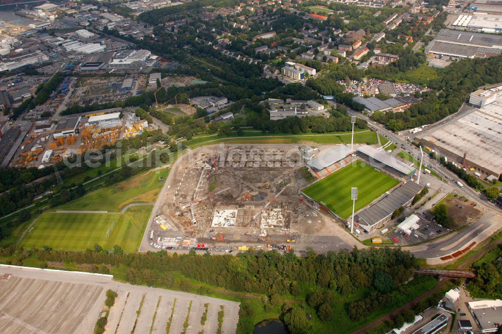 Aerial photograph Essen - Abrissarbeiten am Georg-Melches-Stadion vom Fußballclub Rot-Weiss Essen in der Stadt Essen, Nordrhein-Westfalen. Gleichzeitig wird ein neues Fußballstadion, welches ca. 20000 Zuschauern Platz bieten soll, leicht versetzt in unmittelbarer Nachbarschaft gebaut. Für die Arbeiten wurde das Bauunternehmen Köster Bau AG beauftragt. Demolition works on the Georg Melches stadium of the soccer club Rot Weiss Essen in Essen, North Rhine-Westphalia. At the same time, a new football stadium is being built in close vicinity to the old stadium. Responsible for the construction work is the building company Koester Bau AG.