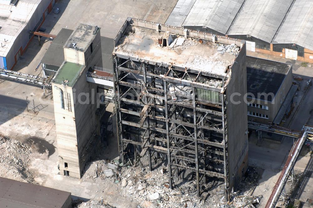 Berlin from the bird's eye view: Blick auf ein stark zerstörtes Gebäude im Gewerbegebiet Berlin-Lichtenberg während der Abrissarbeiten. Diese Arbeiten erfolgen im Rahmen der Stadtteilveränderungen durch das Land Berlin. Kontakt: Senatsverwaltung für Stadtentwicklung, Bereich Kommunikation, Württembergische Straße 6, 10707 Berlin, Joachim Günther, Tel. +49(0)30 9012 6821, E-Mail: oeffentlichkeitsarbeit@senstadt.berlin.de