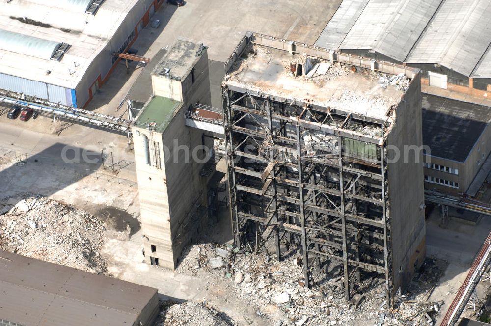 Aerial image Berlin - Blick auf ein stark zerstörtes Gebäude im Gewerbegebiet Berlin-Lichtenberg während der Abrissarbeiten. Diese Arbeiten erfolgen im Rahmen der Stadtteilveränderungen durch das Land Berlin. Kontakt: Senatsverwaltung für Stadtentwicklung, Bereich Kommunikation, Württembergische Straße 6, 10707 Berlin, Joachim Günther, Tel. +49(0)30 9012 6821, E-Mail: oeffentlichkeitsarbeit@senstadt.berlin.de