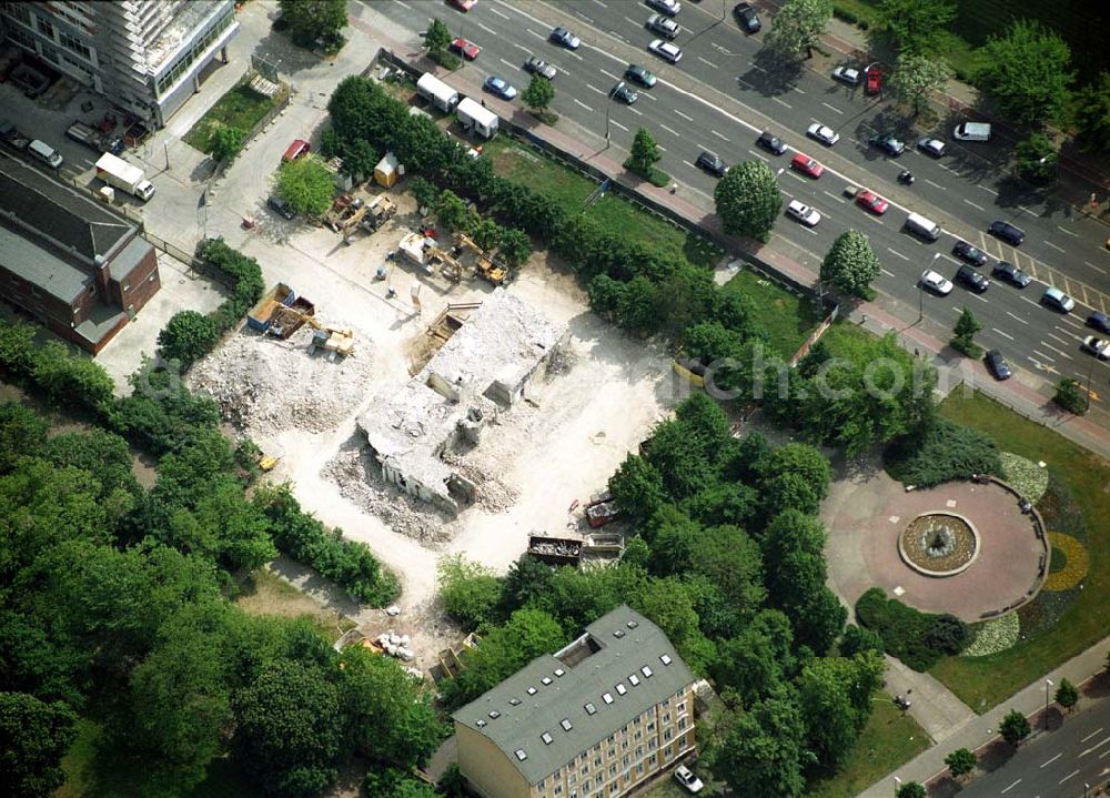 Berlin-Lichtenberg from above - 31.05.2004 Berlin-Lichtenberg Abriß Hochhaus Frankfurter Allee 110 Berlin-Lichtenberg