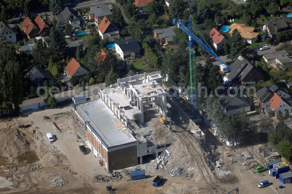 Berlin from the bird's eye view: Dismantling and demolition of the power plant facilities and exhaust towers of the combined heat and power plant on the banks of the Teltow Canal on Kanalstrasse in the Rudow district of Berlin, Germany