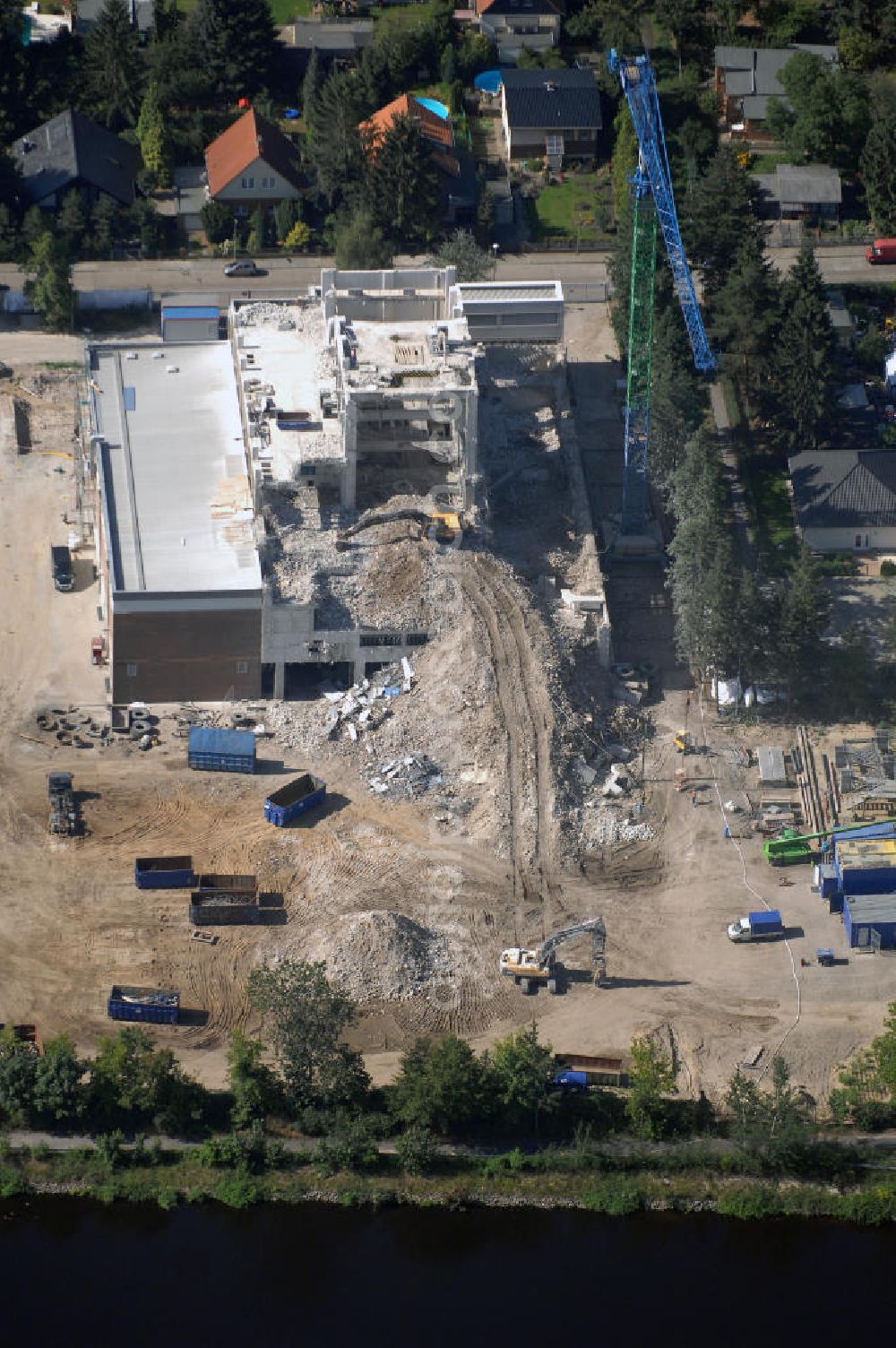 Berlin from the bird's eye view: Dismantling and demolition of the power plant facilities and exhaust towers of the combined heat and power plant on the banks of the Teltow Canal on Kanalstrasse in the Rudow district of Berlin, Germany