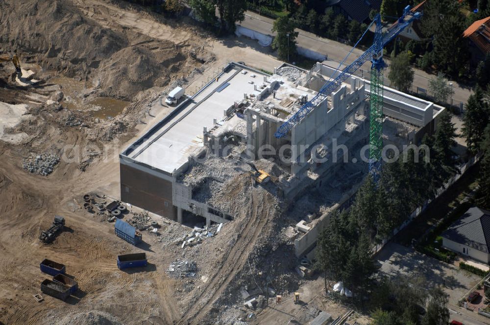 Aerial image Berlin - Dismantling and demolition of the power plant facilities and exhaust towers of the combined heat and power plant on the banks of the Teltow Canal on Kanalstrasse in the Rudow district of Berlin, Germany