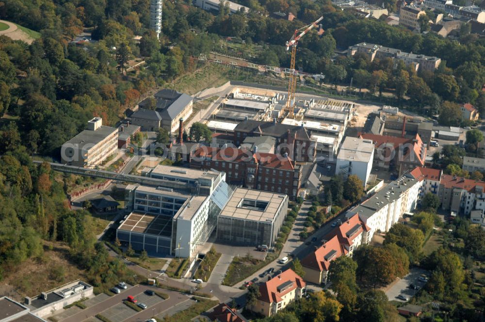 Brandenburg from the bird's eye view: Blick auf die Abriss- und Neubaufläche des Klinikum Brandenburg. Der Krankenhauskomplex ist in etwa 100 Jahre alt. Nach dem ersten Bauabschnitt wurde der Grundstein für den zweiten Bauabschnitt im September 2008 gelegt. Es erfolgte der Abriss der auf dem zukünftigen Baufeld stehenden Gebäude. Geplant sind 10 neue Stationen. Die geplante Fertigstellung ist auf den Anfang des Jahres 2011 gemünzt. Architekten sind Heinle, Wischer und Partner aus Berlin. Kontakt Architekten: Heinle, Wischer und Partner, Freie Architekten, Villastraße 1, 70190 Stuttgart, Tel. +49(0)711 16654 0, Fax +49(0)711 16654 77, Email: stuttgart@heinlewischerpartner.de; Kontakt Klinik: Städtisches Klinikum Brandenburg GmbH, Akademisches Lehrkrankenhaus der Charité, Hochstraße 29, 14770 Brandenburg an der Havel, Tel. +49(0)3381 41 10, Fax +49(0)3381 41 3000, Email: skb@klinikum-brandenburg.de; BATEG Ingenieurbau GmbH, GENIUS IB