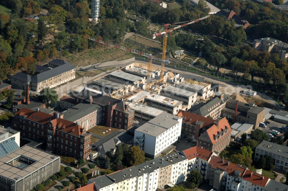 Aerial image Brandenburg - Blick auf die Abriss- und Neubaufläche des Klinikum Brandenburg. Der Krankenhauskomplex ist in etwa 100 Jahre alt. Nach dem ersten Bauabschnitt wurde der Grundstein für den zweiten Bauabschnitt im September 2008 gelegt. Es erfolgte der Abriss der auf dem zukünftigen Baufeld stehenden Gebäude. Geplant sind 10 neue Stationen. Die geplante Fertigstellung ist auf den Anfang des Jahres 2011 gemünzt. Architekten sind Heinle, Wischer und Partner aus Berlin. Kontakt Architekten: Heinle, Wischer und Partner, Freie Architekten, Villastraße 1, 70190 Stuttgart, Tel. +49(0)711 16654 0, Fax +49(0)711 16654 77, Email: stuttgart@heinlewischerpartner.de; Kontakt Klinik: Städtisches Klinikum Brandenburg GmbH, Akademisches Lehrkrankenhaus der Charité, Hochstraße 29, 14770 Brandenburg an der Havel, Tel. +49(0)3381 41 10, Fax +49(0)3381 41 3000, Email: skb@klinikum-brandenburg.de; BATEG Ingenieurbau GmbH, GENIUS IB