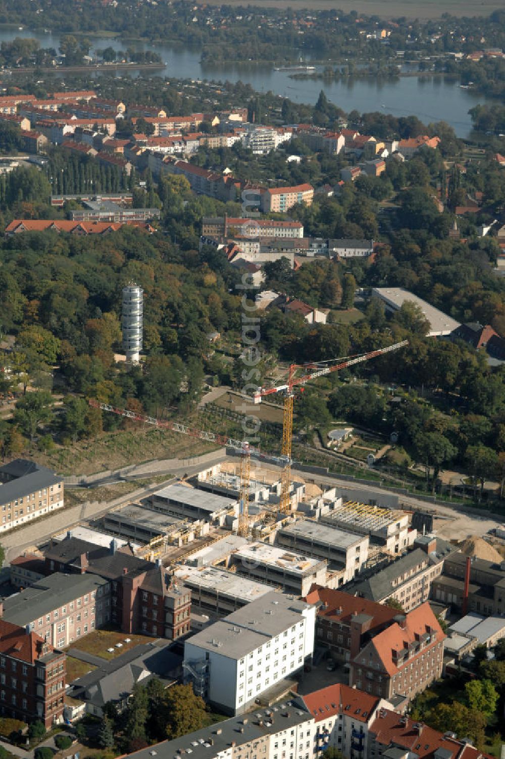 Aerial photograph Brandenburg - Blick auf die Abriss- und Neubaufläche des Klinikum Brandenburg. Der Krankenhauskomplex ist in etwa 100 Jahre alt. Nach dem ersten Bauabschnitt wurde der Grundstein für den zweiten Bauabschnitt im September 2008 gelegt. Es erfolgte der Abriss der auf dem zukünftigen Baufeld stehenden Gebäude. Geplant sind 10 neue Stationen. Die geplante Fertigstellung ist auf den Anfang des Jahres 2011 gemünzt. Architekten sind Heinle, Wischer und Partner aus Berlin. Kontakt Architekten: Heinle, Wischer und Partner, Freie Architekten, Villastraße 1, 70190 Stuttgart, Tel. +49(0)711 16654 0, Fax +49(0)711 16654 77, Email: stuttgart@heinlewischerpartner.de; Kontakt Klinik: Städtisches Klinikum Brandenburg GmbH, Akademisches Lehrkrankenhaus der Charité, Hochstraße 29, 14770 Brandenburg an der Havel, Tel. +49(0)3381 41 10, Fax +49(0)3381 41 3000, Email: skb@klinikum-brandenburg.de; BATEG Ingenieurbau GmbH, GENIUS IB