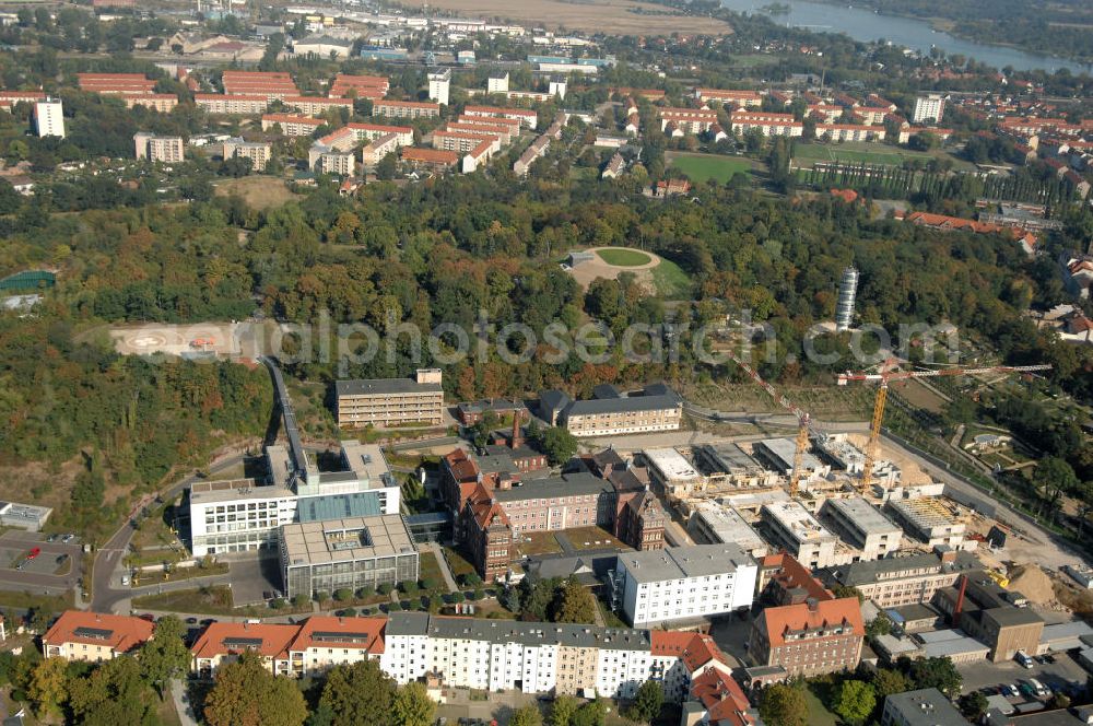 Brandenburg from above - Blick auf die Abriss- und Neubaufläche des Klinikum Brandenburg. Der Krankenhauskomplex ist in etwa 100 Jahre alt. Nach dem ersten Bauabschnitt wurde der Grundstein für den zweiten Bauabschnitt im September 2008 gelegt. Es erfolgte der Abriss der auf dem zukünftigen Baufeld stehenden Gebäude. Geplant sind 10 neue Stationen. Die geplante Fertigstellung ist auf den Anfang des Jahres 2011 gemünzt. Architekten sind Heinle, Wischer und Partner aus Berlin. Kontakt Architekten: Heinle, Wischer und Partner, Freie Architekten, Villastraße 1, 70190 Stuttgart, Tel. +49(0)711 16654 0, Fax +49(0)711 16654 77, Email: stuttgart@heinlewischerpartner.de; Kontakt Klinik: Städtisches Klinikum Brandenburg GmbH, Akademisches Lehrkrankenhaus der Charité, Hochstraße 29, 14770 Brandenburg an der Havel, Tel. +49(0)3381 41 10, Fax +49(0)3381 41 3000, Email: skb@klinikum-brandenburg.de; BATEG Ingenieurbau GmbH, GENIUS IB