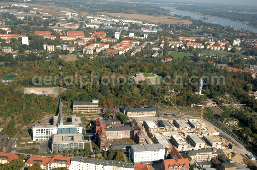 Brandenburg from the bird's eye view: Blick auf die Abriss- und Neubaufläche des Klinikum Brandenburg. Der Krankenhauskomplex ist in etwa 100 Jahre alt. Nach dem ersten Bauabschnitt wurde der Grundstein für den zweiten Bauabschnitt im September 2008 gelegt. Es erfolgte der Abriss der auf dem zukünftigen Baufeld stehenden Gebäude. Geplant sind 10 neue Stationen. Die geplante Fertigstellung ist auf den Anfang des Jahres 2011 gemünzt. Architekten sind Heinle, Wischer und Partner aus Berlin. Kontakt Architekten: Heinle, Wischer und Partner, Freie Architekten, Villastraße 1, 70190 Stuttgart, Tel. +49(0)711 16654 0, Fax +49(0)711 16654 77, Email: stuttgart@heinlewischerpartner.de; Kontakt Klinik: Städtisches Klinikum Brandenburg GmbH, Akademisches Lehrkrankenhaus der Charité, Hochstraße 29, 14770 Brandenburg an der Havel, Tel. +49(0)3381 41 10, Fax +49(0)3381 41 3000, Email: skb@klinikum-brandenburg.de; BATEG Ingenieurbau GmbH, GENIUS IB