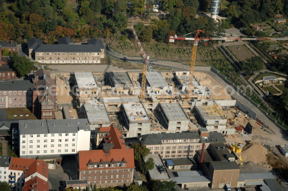 Aerial image Brandenburg - Blick auf die Abriss- und Neubaufläche des Klinikum Brandenburg. Der Krankenhauskomplex ist in etwa 100 Jahre alt. Nach dem ersten Bauabschnitt wurde der Grundstein für den zweiten Bauabschnitt im September 2008 gelegt. Es erfolgte der Abriss der auf dem zukünftigen Baufeld stehenden Gebäude. Geplant sind 10 neue Stationen. Die geplante Fertigstellung ist auf den Anfang des Jahres 2011 gemünzt. Architekten sind Heinle, Wischer und Partner aus Berlin. Kontakt Architekten: Heinle, Wischer und Partner, Freie Architekten, Villastraße 1, 70190 Stuttgart, Tel. +49(0)711 16654 0, Fax +49(0)711 16654 77, Email: stuttgart@heinlewischerpartner.de; Kontakt Klinik: Städtisches Klinikum Brandenburg GmbH, Akademisches Lehrkrankenhaus der Charité, Hochstraße 29, 14770 Brandenburg an der Havel, Tel. +49(0)3381 41 10, Fax +49(0)3381 41 3000, Email: skb@klinikum-brandenburg.de; BATEG Ingenieurbau GmbH, GENIUS IB