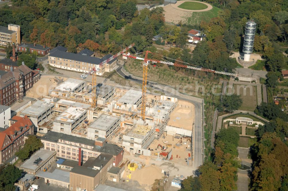 Brandenburg from above - Blick auf die Abriss- und Neubaufläche des Klinikum Brandenburg. Der Krankenhauskomplex ist in etwa 100 Jahre alt. Nach dem ersten Bauabschnitt wurde der Grundstein für den zweiten Bauabschnitt im September 2008 gelegt. Es erfolgte der Abriss der auf dem zukünftigen Baufeld stehenden Gebäude. Geplant sind 10 neue Stationen. Die geplante Fertigstellung ist auf den Anfang des Jahres 2011 gemünzt. Architekten sind Heinle, Wischer und Partner aus Berlin. Kontakt Architekten: Heinle, Wischer und Partner, Freie Architekten, Villastraße 1, 70190 Stuttgart, Tel. +49(0)711 16654 0, Fax +49(0)711 16654 77, Email: stuttgart@heinlewischerpartner.de; Kontakt Klinik: Städtisches Klinikum Brandenburg GmbH, Akademisches Lehrkrankenhaus der Charité, Hochstraße 29, 14770 Brandenburg an der Havel, Tel. +49(0)3381 41 10, Fax +49(0)3381 41 3000, Email: skb@klinikum-brandenburg.de; BATEG Ingenieurbau GmbH, GENIUS IB