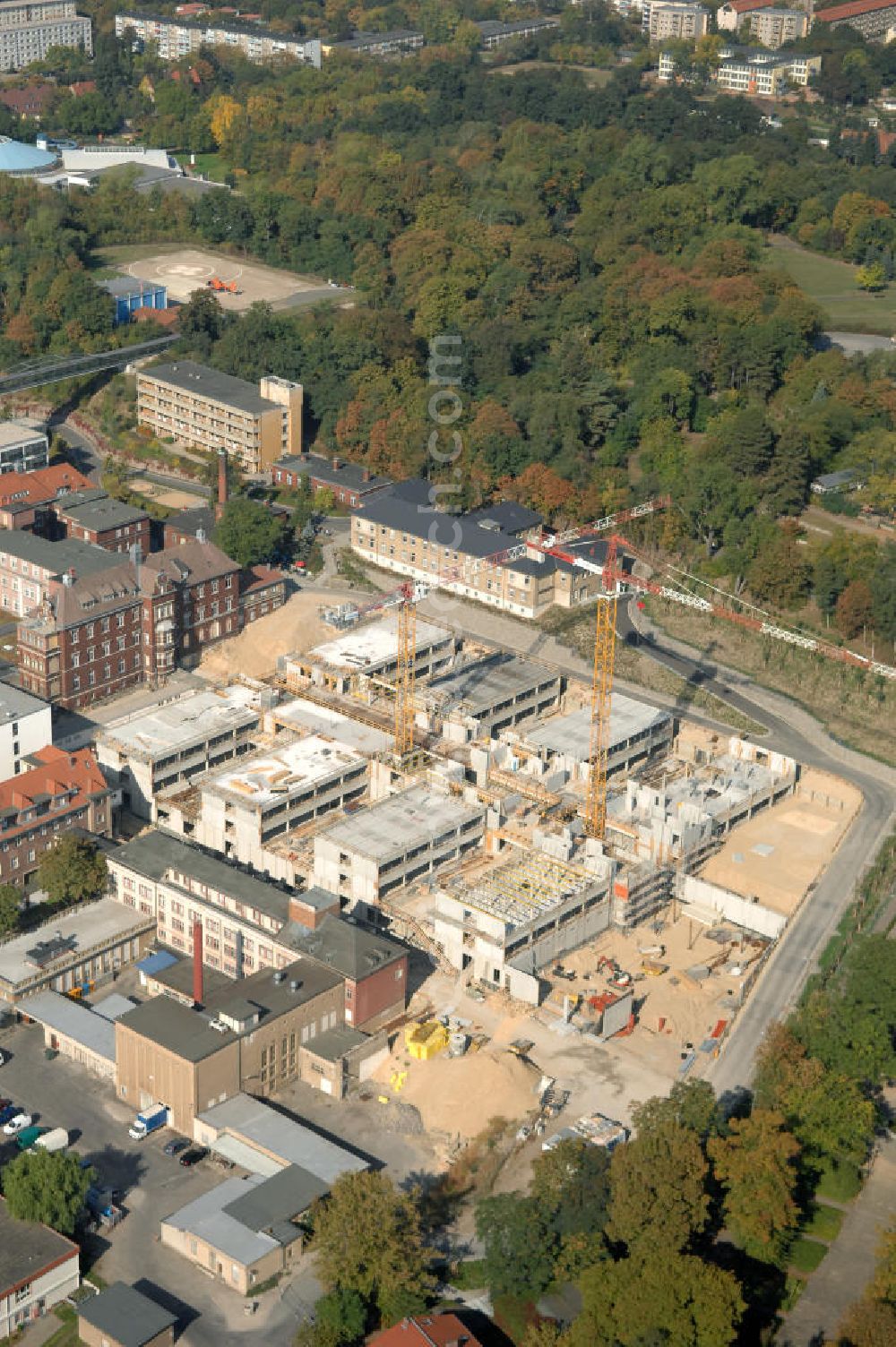 Aerial image Brandenburg - Blick auf die Abriss- und Neubaufläche des Klinikum Brandenburg. Der Krankenhauskomplex ist in etwa 100 Jahre alt. Nach dem ersten Bauabschnitt wurde der Grundstein für den zweiten Bauabschnitt im September 2008 gelegt. Es erfolgte der Abriss der auf dem zukünftigen Baufeld stehenden Gebäude. Geplant sind 10 neue Stationen. Die geplante Fertigstellung ist auf den Anfang des Jahres 2011 gemünzt. Architekten sind Heinle, Wischer und Partner aus Berlin. Kontakt Architekten: Heinle, Wischer und Partner, Freie Architekten, Villastraße 1, 70190 Stuttgart, Tel. +49(0)711 16654 0, Fax +49(0)711 16654 77, Email: stuttgart@heinlewischerpartner.de; Kontakt Klinik: Städtisches Klinikum Brandenburg GmbH, Akademisches Lehrkrankenhaus der Charité, Hochstraße 29, 14770 Brandenburg an der Havel, Tel. +49(0)3381 41 10, Fax +49(0)3381 41 3000, Email: skb@klinikum-brandenburg.de; BATEG Ingenieurbau GmbH, GENIUS IB