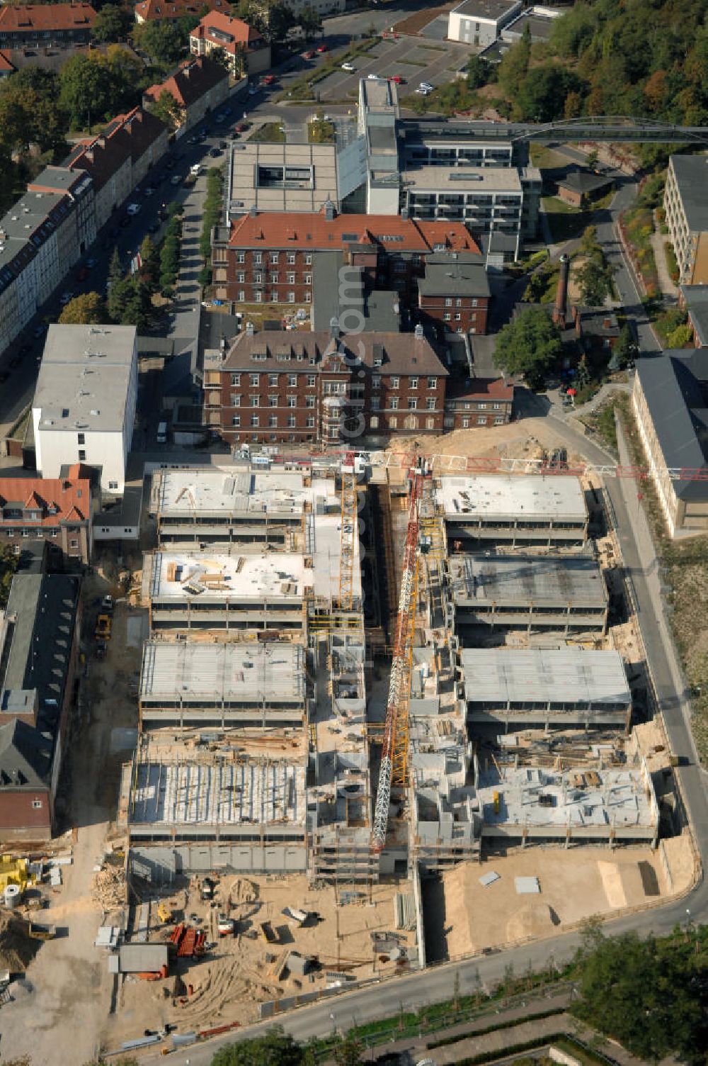 Aerial photograph Brandenburg - Blick auf die Abriss- und Neubaufläche des Klinikum Brandenburg. Der Krankenhauskomplex ist in etwa 100 Jahre alt. Nach dem ersten Bauabschnitt wurde der Grundstein für den zweiten Bauabschnitt im September 2008 gelegt. Es erfolgte der Abriss der auf dem zukünftigen Baufeld stehenden Gebäude. Geplant sind 10 neue Stationen. Die geplante Fertigstellung ist auf den Anfang des Jahres 2011 gemünzt. Architekten sind Heinle, Wischer und Partner aus Berlin. Kontakt Architekten: Heinle, Wischer und Partner, Freie Architekten, Villastraße 1, 70190 Stuttgart, Tel. +49(0)711 16654 0, Fax +49(0)711 16654 77, Email: stuttgart@heinlewischerpartner.de; Kontakt Klinik: Städtisches Klinikum Brandenburg GmbH, Akademisches Lehrkrankenhaus der Charité, Hochstraße 29, 14770 Brandenburg an der Havel, Tel. +49(0)3381 41 10, Fax +49(0)3381 41 3000, Email: skb@klinikum-brandenburg.de; BATEG Ingenieurbau GmbH, GENIUS IB