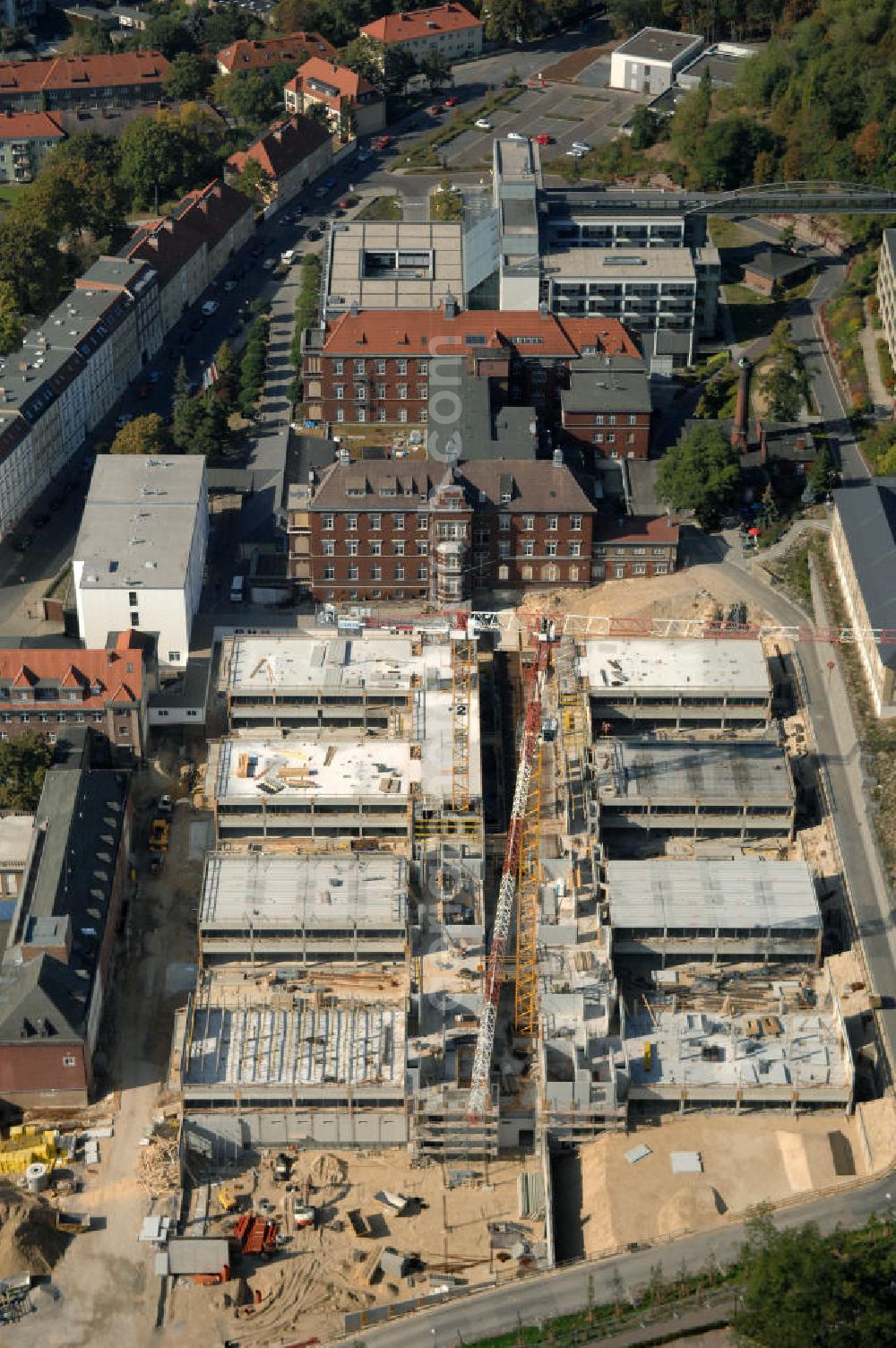 Brandenburg from above - Blick auf die Abriss- und Neubaufläche des Klinikum Brandenburg. Der Krankenhauskomplex ist in etwa 100 Jahre alt. Nach dem ersten Bauabschnitt wurde der Grundstein für den zweiten Bauabschnitt im September 2008 gelegt. Es erfolgte der Abriss der auf dem zukünftigen Baufeld stehenden Gebäude. Geplant sind 10 neue Stationen. Die geplante Fertigstellung ist auf den Anfang des Jahres 2011 gemünzt. Architekten sind Heinle, Wischer und Partner aus Berlin. Kontakt Architekten: Heinle, Wischer und Partner, Freie Architekten, Villastraße 1, 70190 Stuttgart, Tel. +49(0)711 16654 0, Fax +49(0)711 16654 77, Email: stuttgart@heinlewischerpartner.de; Kontakt Klinik: Städtisches Klinikum Brandenburg GmbH, Akademisches Lehrkrankenhaus der Charité, Hochstraße 29, 14770 Brandenburg an der Havel, Tel. +49(0)3381 41 10, Fax +49(0)3381 41 3000, Email: skb@klinikum-brandenburg.de; BATEG Ingenieurbau GmbH, GENIUS IB