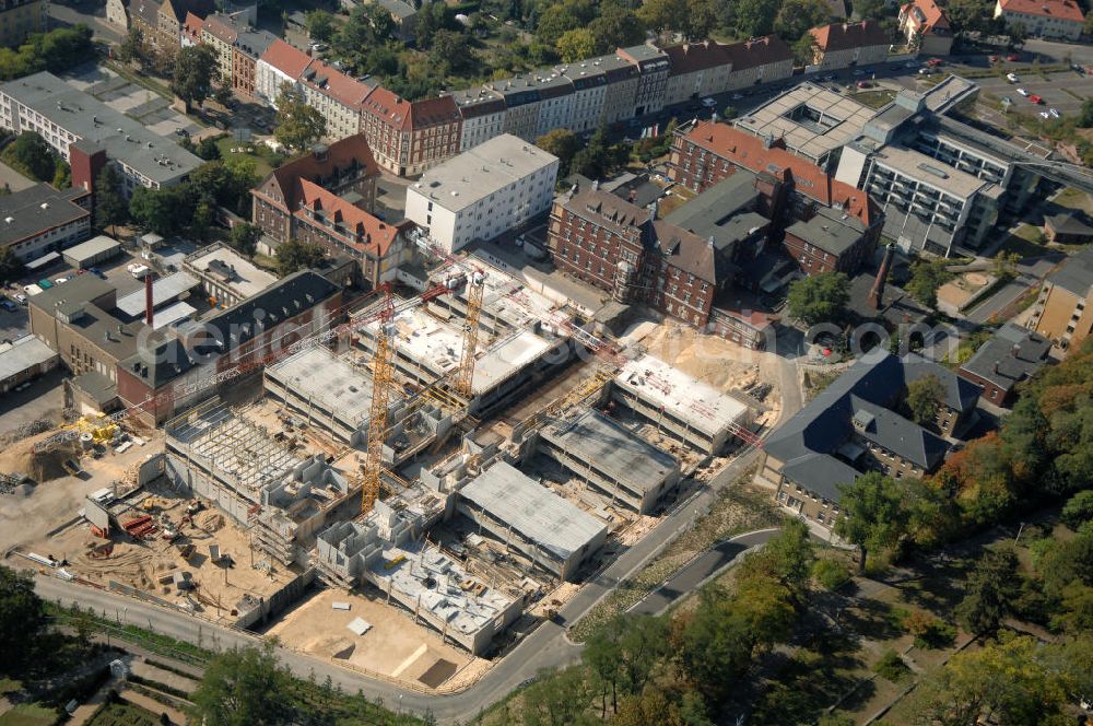 Aerial image Brandenburg - Blick auf die Abriss- und Neubaufläche des Klinikum Brandenburg. Der Krankenhauskomplex ist in etwa 100 Jahre alt. Nach dem ersten Bauabschnitt wurde der Grundstein für den zweiten Bauabschnitt im September 2008 gelegt. Es erfolgte der Abriss der auf dem zukünftigen Baufeld stehenden Gebäude. Geplant sind 10 neue Stationen. Die geplante Fertigstellung ist auf den Anfang des Jahres 2011 gemünzt. Architekten sind Heinle, Wischer und Partner aus Berlin. Kontakt Architekten: Heinle, Wischer und Partner, Freie Architekten, Villastraße 1, 70190 Stuttgart, Tel. +49(0)711 16654 0, Fax +49(0)711 16654 77, Email: stuttgart@heinlewischerpartner.de; Kontakt Klinik: Städtisches Klinikum Brandenburg GmbH, Akademisches Lehrkrankenhaus der Charité, Hochstraße 29, 14770 Brandenburg an der Havel, Tel. +49(0)3381 41 10, Fax +49(0)3381 41 3000, Email: skb@klinikum-brandenburg.de; BATEG Ingenieurbau GmbH, GENIUS IB