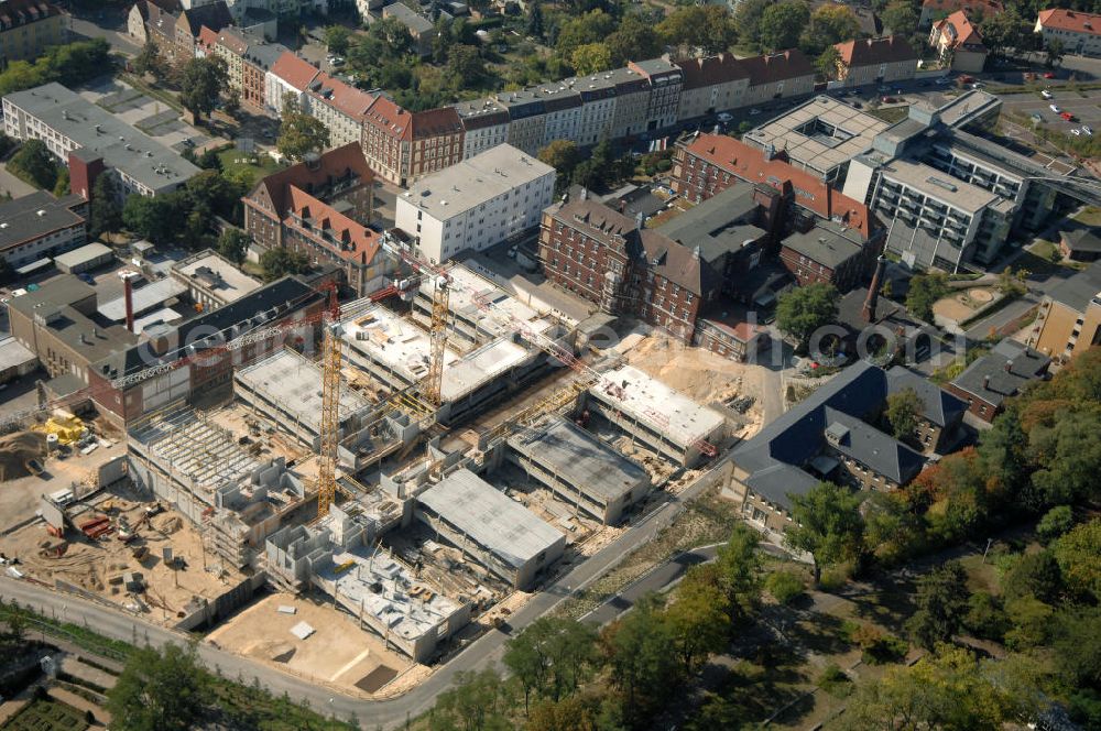 Aerial photograph Brandenburg - Blick auf die Abriss- und Neubaufläche des Klinikum Brandenburg. Der Krankenhauskomplex ist in etwa 100 Jahre alt. Nach dem ersten Bauabschnitt wurde der Grundstein für den zweiten Bauabschnitt im September 2008 gelegt. Es erfolgte der Abriss der auf dem zukünftigen Baufeld stehenden Gebäude. Geplant sind 10 neue Stationen. Die geplante Fertigstellung ist auf den Anfang des Jahres 2011 gemünzt. Architekten sind Heinle, Wischer und Partner aus Berlin. Kontakt Architekten: Heinle, Wischer und Partner, Freie Architekten, Villastraße 1, 70190 Stuttgart, Tel. +49(0)711 16654 0, Fax +49(0)711 16654 77, Email: stuttgart@heinlewischerpartner.de; Kontakt Klinik: Städtisches Klinikum Brandenburg GmbH, Akademisches Lehrkrankenhaus der Charité, Hochstraße 29, 14770 Brandenburg an der Havel, Tel. +49(0)3381 41 10, Fax +49(0)3381 41 3000, Email: skb@klinikum-brandenburg.de; BATEG Ingenieurbau GmbH, GENIUS IB