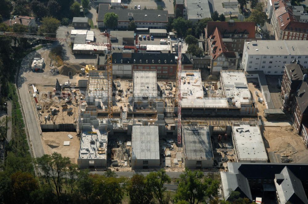 Brandenburg from above - Blick auf die Abriss- und Neubaufläche des Klinikum Brandenburg. Der Krankenhauskomplex ist in etwa 100 Jahre alt. Nach dem ersten Bauabschnitt wurde der Grundstein für den zweiten Bauabschnitt im September 2008 gelegt. Es erfolgte der Abriss der auf dem zukünftigen Baufeld stehenden Gebäude. Geplant sind 10 neue Stationen. Die geplante Fertigstellung ist auf den Anfang des Jahres 2011 gemünzt. Architekten sind Heinle, Wischer und Partner aus Berlin. Kontakt Architekten: Heinle, Wischer und Partner, Freie Architekten, Villastraße 1, 70190 Stuttgart, Tel. +49(0)711 16654 0, Fax +49(0)711 16654 77, Email: stuttgart@heinlewischerpartner.de; Kontakt Klinik: Städtisches Klinikum Brandenburg GmbH, Akademisches Lehrkrankenhaus der Charité, Hochstraße 29, 14770 Brandenburg an der Havel, Tel. +49(0)3381 41 10, Fax +49(0)3381 41 3000, Email: skb@klinikum-brandenburg.de; BATEG Ingenieurbau GmbH, GENIUS IB