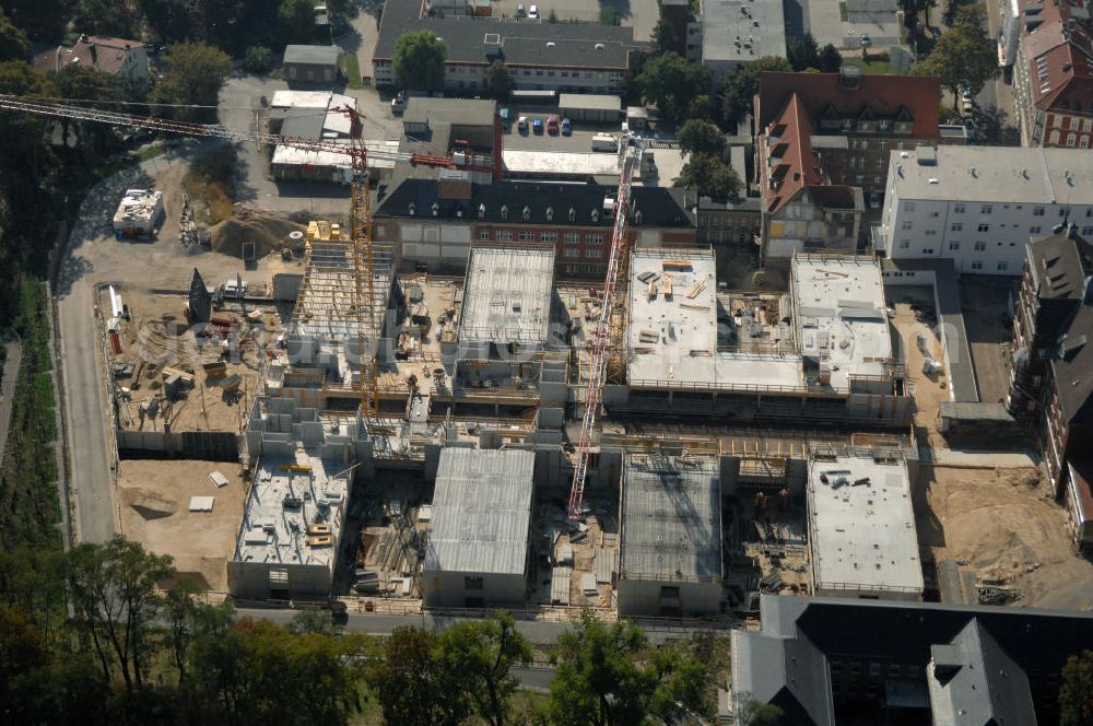 Brandenburg from the bird's eye view: Blick auf die Abriss- und Neubaufläche des Klinikum Brandenburg. Der Krankenhauskomplex ist in etwa 100 Jahre alt. Nach dem ersten Bauabschnitt wurde der Grundstein für den zweiten Bauabschnitt im September 2008 gelegt. Es erfolgte der Abriss der auf dem zukünftigen Baufeld stehenden Gebäude. Geplant sind 10 neue Stationen. Die geplante Fertigstellung ist auf den Anfang des Jahres 2011 gemünzt. Architekten sind Heinle, Wischer und Partner aus Berlin. Kontakt Architekten: Heinle, Wischer und Partner, Freie Architekten, Villastraße 1, 70190 Stuttgart, Tel. +49(0)711 16654 0, Fax +49(0)711 16654 77, Email: stuttgart@heinlewischerpartner.de; Kontakt Klinik: Städtisches Klinikum Brandenburg GmbH, Akademisches Lehrkrankenhaus der Charité, Hochstraße 29, 14770 Brandenburg an der Havel, Tel. +49(0)3381 41 10, Fax +49(0)3381 41 3000, Email: skb@klinikum-brandenburg.de; BATEG Ingenieurbau GmbH, GENIUS IB