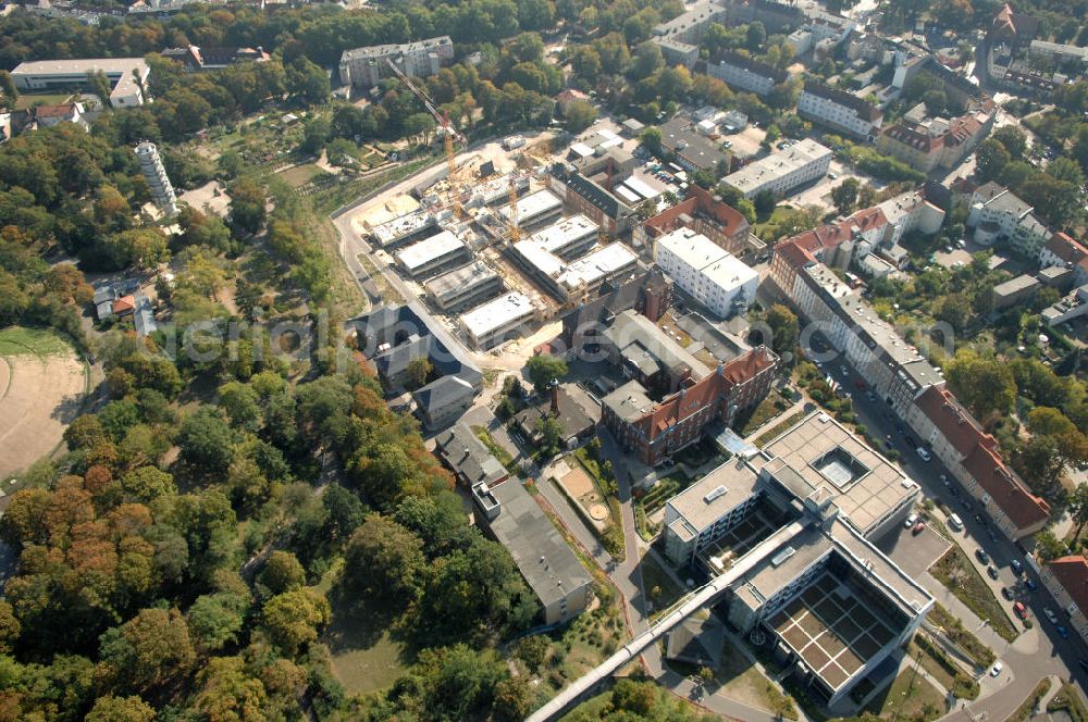 Brandenburg from above - Blick auf die Abriss- und Neubaufläche des Klinikum Brandenburg. Der Krankenhauskomplex ist in etwa 100 Jahre alt. Nach dem ersten Bauabschnitt wurde der Grundstein für den zweiten Bauabschnitt im September 2008 gelegt. Es erfolgte der Abriss der auf dem zukünftigen Baufeld stehenden Gebäude. Geplant sind 10 neue Stationen. Die geplante Fertigstellung ist auf den Anfang des Jahres 2011 gemünzt. Architekten sind Heinle, Wischer und Partner aus Berlin. Kontakt Architekten: Heinle, Wischer und Partner, Freie Architekten, Villastraße 1, 70190 Stuttgart, Tel. +49(0)711 16654 0, Fax +49(0)711 16654 77, Email: stuttgart@heinlewischerpartner.de; Kontakt Klinik: Städtisches Klinikum Brandenburg GmbH, Akademisches Lehrkrankenhaus der Charité, Hochstraße 29, 14770 Brandenburg an der Havel, Tel. +49(0)3381 41 10, Fax +49(0)3381 41 3000, Email: skb@klinikum-brandenburg.de; BATEG Ingenieurbau GmbH, GENIUS IB