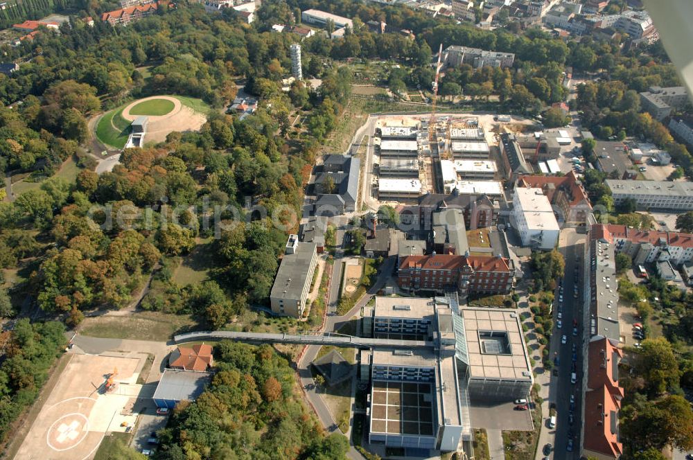 Brandenburg from the bird's eye view: Blick auf die Abriss- und Neubaufläche des Klinikum Brandenburg. Der Krankenhauskomplex ist in etwa 100 Jahre alt. Nach dem ersten Bauabschnitt wurde der Grundstein für den zweiten Bauabschnitt im September 2008 gelegt. Es erfolgte der Abriss der auf dem zukünftigen Baufeld stehenden Gebäude. Geplant sind 10 neue Stationen. Die geplante Fertigstellung ist auf den Anfang des Jahres 2011 gemünzt. Architekten sind Heinle, Wischer und Partner aus Berlin. Kontakt Architekten: Heinle, Wischer und Partner, Freie Architekten, Villastraße 1, 70190 Stuttgart, Tel. +49(0)711 16654 0, Fax +49(0)711 16654 77, Email: stuttgart@heinlewischerpartner.de; Kontakt Klinik: Städtisches Klinikum Brandenburg GmbH, Akademisches Lehrkrankenhaus der Charité, Hochstraße 29, 14770 Brandenburg an der Havel, Tel. +49(0)3381 41 10, Fax +49(0)3381 41 3000, Email: skb@klinikum-brandenburg.de; BATEG Ingenieurbau GmbH, GENIUS IB