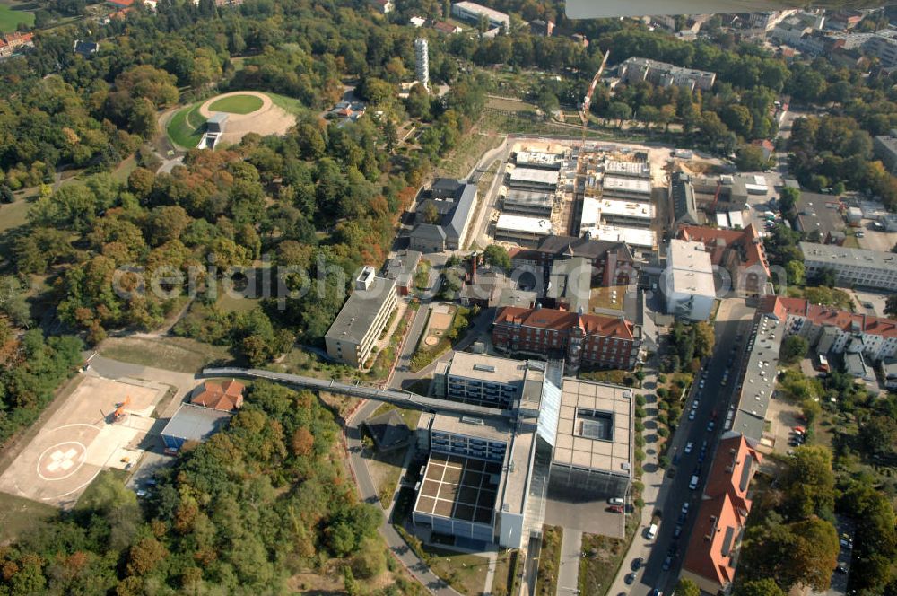 Aerial image Brandenburg - Blick auf die Abriss- und Neubaufläche des Klinikum Brandenburg. Der Krankenhauskomplex ist in etwa 100 Jahre alt. Nach dem ersten Bauabschnitt wurde der Grundstein für den zweiten Bauabschnitt im September 2008 gelegt. Es erfolgte der Abriss der auf dem zukünftigen Baufeld stehenden Gebäude. Geplant sind 10 neue Stationen. Die geplante Fertigstellung ist auf den Anfang des Jahres 2011 gemünzt. Architekten sind Heinle, Wischer und Partner aus Berlin. Kontakt Architekten: Heinle, Wischer und Partner, Freie Architekten, Villastraße 1, 70190 Stuttgart, Tel. +49(0)711 16654 0, Fax +49(0)711 16654 77, Email: stuttgart@heinlewischerpartner.de; Kontakt Klinik: Städtisches Klinikum Brandenburg GmbH, Akademisches Lehrkrankenhaus der Charité, Hochstraße 29, 14770 Brandenburg an der Havel, Tel. +49(0)3381 41 10, Fax +49(0)3381 41 3000, Email: skb@klinikum-brandenburg.de; BATEG Ingenieurbau GmbH, GENIUS IB