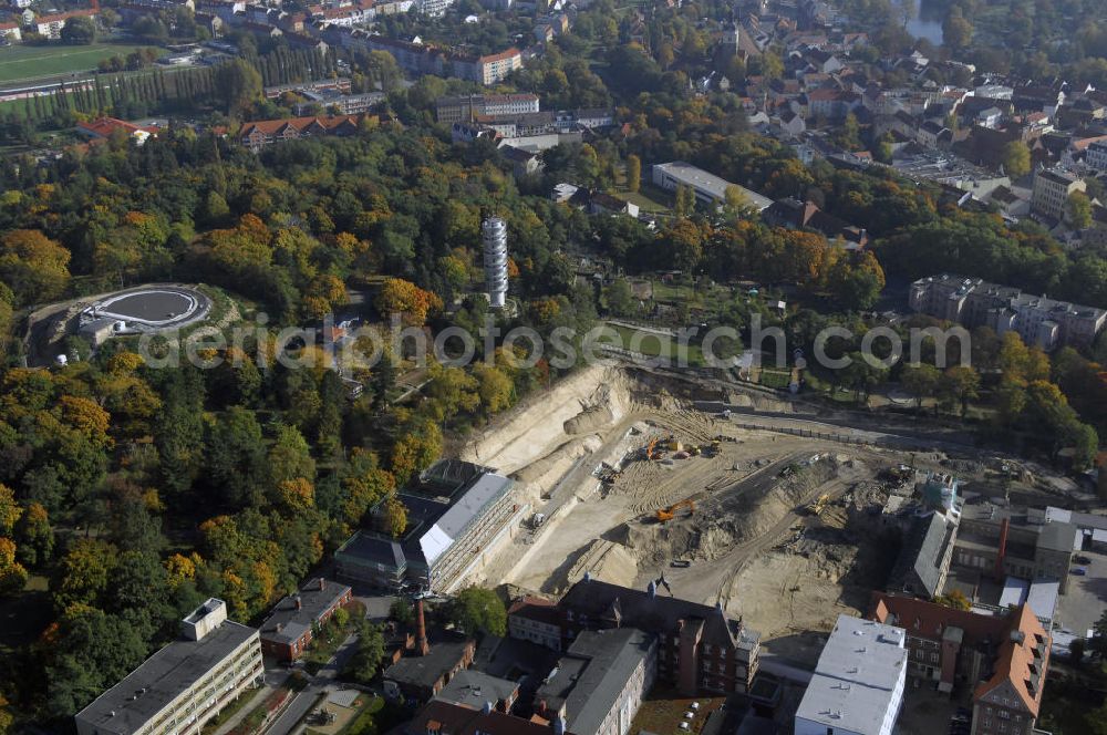 Brandenburg from above - Blick auf die Abriss- und Neubaufläche des Klinikum Brandenburg. Der Krankenhauskomplex ist in etwa 100 Jahre alt. Nach dem ersten Bauabschnitt wurde der Grundstein für den zweiten Bauabschnitt im September 2008 gelegt. Es erfolgte der Abriss der auf dem zukünftigen Baufeld stehenden Gebäude. Geplant sind 10 neue Stationen. Die geplante Fertigstellung ist auf den Anfang des Jahres 2011 gemünzt. Architekten sind Heinle, Wischer und Partner aus Berlin. Kontakt Architekten: Heinle, Wischer und Partner, Freie Architekten, Villastraße 1, 70190 Stuttgart, Tel. +49(0)711 16654 0, Fax +49(0)711 16654 77, Email: stuttgart@heinlewischerpartner.de; Kontakt Klinik: Städtisches Klinikum Brandenburg GmbH, Akademisches Lehrkrankenhaus der Charité, Hochstraße 29, 14770 Brandenburg an der Havel, Tel. +49(0)3381 41 10, Fax +49(0)3381 41 3000, Email: skb@klinikum-brandenburg.de