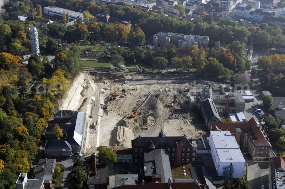 Brandenburg from the bird's eye view: Blick auf die Abriss- und Neubaufläche des Klinikum Brandenburg. Der Krankenhauskomplex ist in etwa 100 Jahre alt. Nach dem ersten Bauabschnitt wurde der Grundstein für den zweiten Bauabschnitt im September 2008 gelegt. Es erfolgte der Abriss der auf dem zukünftigen Baufeld stehenden Gebäude. Geplant sind 10 neue Stationen. Die geplante Fertigstellung ist auf den Anfang des Jahres 2011 gemünzt. Architekten sind Heinle, Wischer und Partner aus Berlin. Kontakt Architekten: Heinle, Wischer und Partner, Freie Architekten, Villastraße 1, 70190 Stuttgart, Tel. +49(0)711 16654 0, Fax +49(0)711 16654 77, Email: stuttgart@heinlewischerpartner.de; Kontakt Klinik: Städtisches Klinikum Brandenburg GmbH, Akademisches Lehrkrankenhaus der Charité, Hochstraße 29, 14770 Brandenburg an der Havel, Tel. +49(0)3381 41 10, Fax +49(0)3381 41 3000, Email: skb@klinikum-brandenburg.de