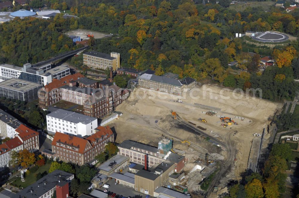 Aerial photograph Brandenburg - Blick auf die Abriss- und Neubaufläche des Klinikum Brandenburg. Der Krankenhauskomplex ist in etwa 100 Jahre alt. Nach dem ersten Bauabschnitt wurde der Grundstein für den zweiten Bauabschnitt im September 2008 gelegt. Es erfolgte der Abriss der auf dem zukünftigen Baufeld stehenden Gebäude. Geplant sind 10 neue Stationen. Die geplante Fertigstellung ist auf den Anfang des Jahres 2011 gemünzt. Architekten sind Heinle, Wischer und Partner aus Berlin. Kontakt Architekten: Heinle, Wischer und Partner, Freie Architekten, Villastraße 1, 70190 Stuttgart, Tel. +49(0)711 16654 0, Fax +49(0)711 16654 77, Email: stuttgart@heinlewischerpartner.de; Kontakt Klinik: Städtisches Klinikum Brandenburg GmbH, Akademisches Lehrkrankenhaus der Charité, Hochstraße 29, 14770 Brandenburg an der Havel, Tel. +49(0)3381 41 10, Fax +49(0)3381 41 3000, Email: skb@klinikum-brandenburg.de