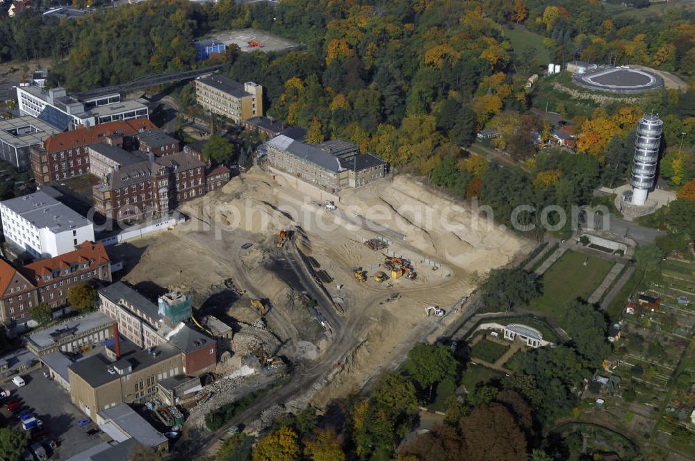 Brandenburg from above - Blick auf die Abriss- und Neubaufläche des Klinikum Brandenburg. Der Krankenhauskomplex ist in etwa 100 Jahre alt. Nach dem ersten Bauabschnitt wurde der Grundstein für den zweiten Bauabschnitt im September 2008 gelegt. Es erfolgte der Abriss der auf dem zukünftigen Baufeld stehenden Gebäude. Geplant sind 10 neue Stationen. Die geplante Fertigstellung ist auf den Anfang des Jahres 2011 gemünzt. Architekten sind Heinle, Wischer und Partner aus Berlin. Kontakt Architekten: Heinle, Wischer und Partner, Freie Architekten, Villastraße 1, 70190 Stuttgart, Tel. +49(0)711 16654 0, Fax +49(0)711 16654 77, Email: stuttgart@heinlewischerpartner.de; Kontakt Klinik: Städtisches Klinikum Brandenburg GmbH, Akademisches Lehrkrankenhaus der Charité, Hochstraße 29, 14770 Brandenburg an der Havel, Tel. +49(0)3381 41 10, Fax +49(0)3381 41 3000, Email: skb@klinikum-brandenburg.de