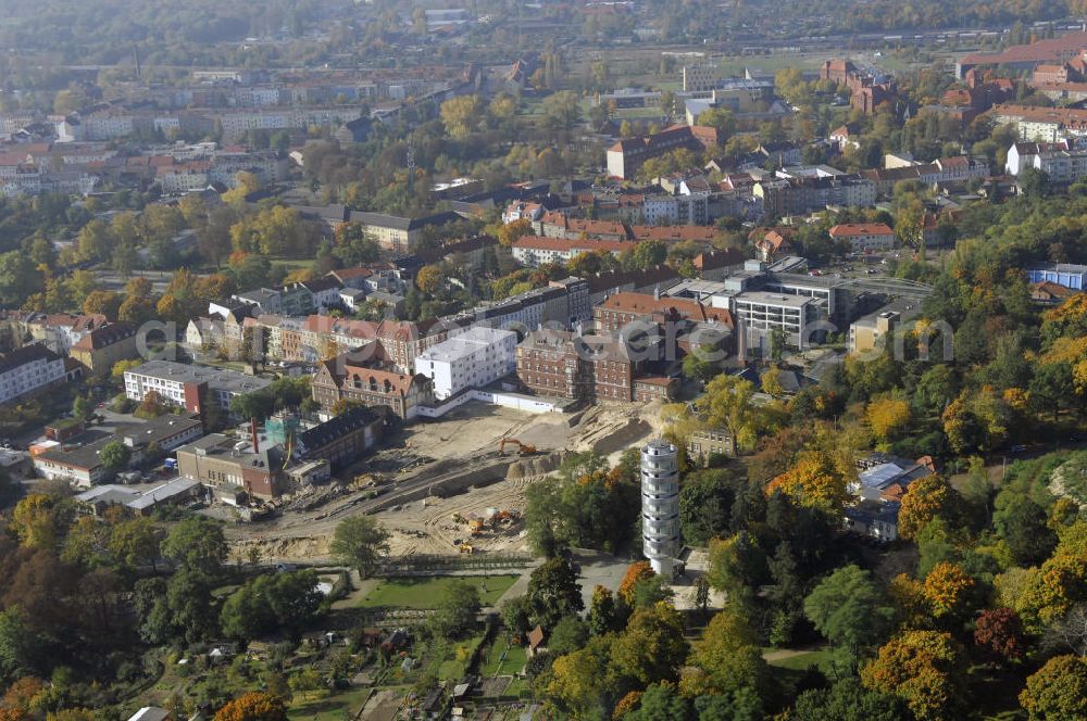 Brandenburg from above - Blick auf die Abriss- und Neubaufläche des Klinikum Brandenburg. Der Krankenhauskomplex ist in etwa 100 Jahre alt. Nach dem ersten Bauabschnitt wurde der Grundstein für den zweiten Bauabschnitt im September 2008 gelegt. Es erfolgte der Abriss der auf dem zukünftigen Baufeld stehenden Gebäude. Geplant sind 10 neue Stationen. Die geplante Fertigstellung ist auf den Anfang des Jahres 2011 gemünzt. Architekten sind Heinle, Wischer und Partner aus Berlin. Kontakt Architekten: Heinle, Wischer und Partner, Freie Architekten, Villastraße 1, 70190 Stuttgart, Tel. +49(0)711 16654 0, Fax +49(0)711 16654 77, Email: stuttgart@heinlewischerpartner.de; Kontakt Klinik: Städtisches Klinikum Brandenburg GmbH, Akademisches Lehrkrankenhaus der Charité, Hochstraße 29, 14770 Brandenburg an der Havel, Tel. +49(0)3381 41 10, Fax +49(0)3381 41 3000, Email: skb@klinikum-brandenburg.de