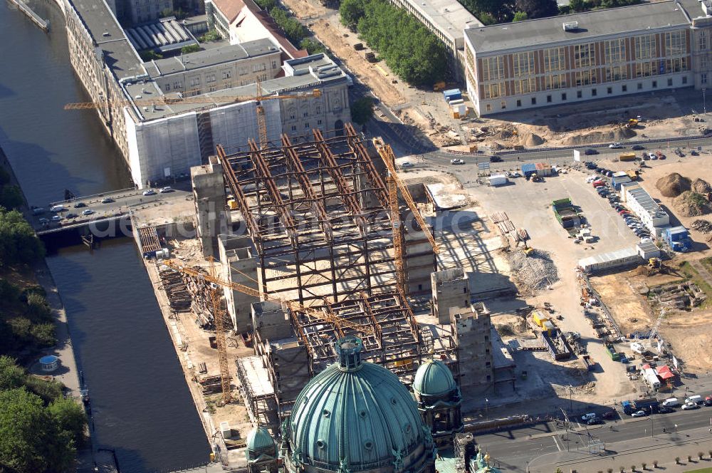 Berlin from the bird's eye view: . Seit Februar 2006 wird der Palast langsam mit Hilfe von fünf Kränen abgerissen. Von einer Sprengung des Gebäudes wurde abgesehen, weil Beschädigungen umliegender Häuser durch den Auftrieb der Bodenwanne und das dadurch bedingte Absinken des Grundwasserspiegels befürchtet wurden. Stattdessen wird das abgetragene Material gemessen und dann im gleichen Maß mit Wasser versetzter Sand in die Bodenwanne geleitet. Die Abrissarbeiten sollten ursprünglich Mitte 2007 abgeschlossen sein. Nachdem im Laufe der Arbeiten an mehreren Stellen neuer Asbest gefunden wurde und sich der Abriss dadurch stark verlangsamte, wird mit Ende 2008 als frühestem Ende kalkuliert. Die Zusatzkosten in Höhe von bislang 9,9 Mio. Euro muss der Bund übernehmen. Nach der vollständigen Abtragung soll vorübergehend eine Grünfläche über der verbleibenden Bodenwanne entstehen.