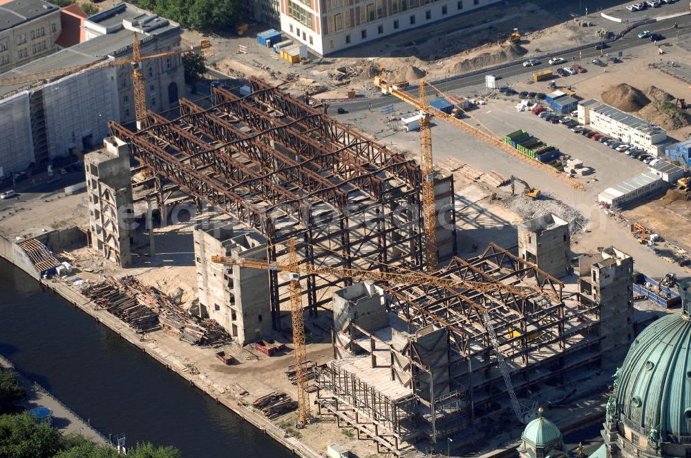 Berlin from the bird's eye view: . Seit Februar 2006 wird der Palast langsam mit Hilfe von fünf Kränen abgerissen. Von einer Sprengung des Gebäudes wurde abgesehen, weil Beschädigungen umliegender Häuser durch den Auftrieb der Bodenwanne und das dadurch bedingte Absinken des Grundwasserspiegels befürchtet wurden. Stattdessen wird das abgetragene Material gemessen und dann im gleichen Maß mit Wasser versetzter Sand in die Bodenwanne geleitet. Die Abrissarbeiten sollten ursprünglich Mitte 2007 abgeschlossen sein. Nachdem im Laufe der Arbeiten an mehreren Stellen neuer Asbest gefunden wurde und sich der Abriss dadurch stark verlangsamte, wird mit Ende 2008 als frühestem Ende kalkuliert. Die Zusatzkosten in Höhe von bislang 9,9 Mio. Euro muss der Bund übernehmen. Nach der vollständigen Abtragung soll vorübergehend eine Grünfläche über der verbleibenden Bodenwanne entstehen.