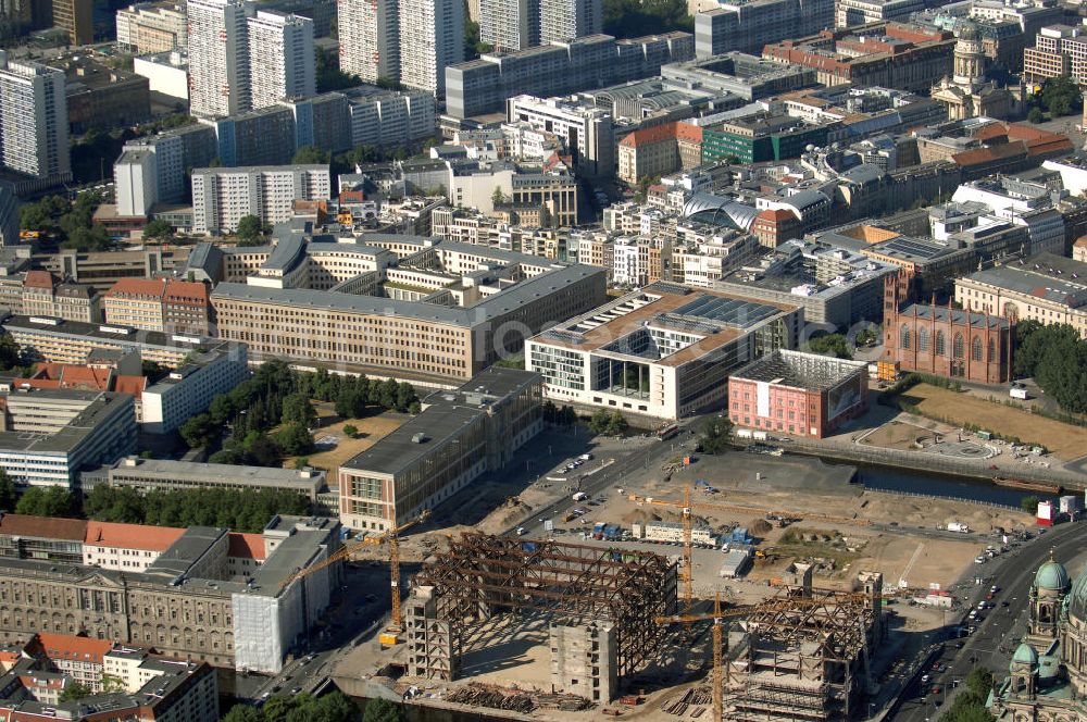 Berlin from above - . Seit Februar 2006 wird der Palast langsam mit Hilfe von fünf Kränen abgerissen. Von einer Sprengung des Gebäudes wurde abgesehen, weil Beschädigungen umliegender Häuser durch den Auftrieb der Bodenwanne und das dadurch bedingte Absinken des Grundwasserspiegels befürchtet wurden. Stattdessen wird das abgetragene Material gemessen und dann im gleichen Maß mit Wasser versetzter Sand in die Bodenwanne geleitet. Die Abrissarbeiten sollten ursprünglich Mitte 2007 abgeschlossen sein. Nachdem im Laufe der Arbeiten an mehreren Stellen neuer Asbest gefunden wurde und sich der Abriss dadurch stark verlangsamte, wird mit Ende 2008 als frühestem Ende kalkuliert. Die Zusatzkosten in Höhe von bislang 9,9 Mio. Euro muss der Bund übernehmen. Nach der vollständigen Abtragung soll vorübergehend eine Grünfläche über der verbleibenden Bodenwanne entstehen.