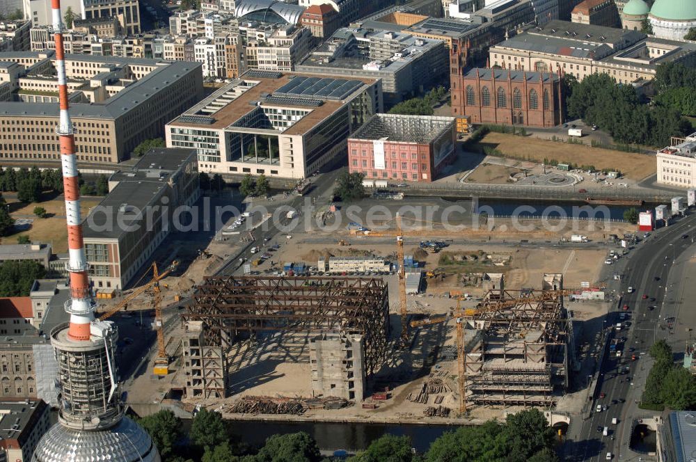 Berlin from the bird's eye view: . Seit Februar 2006 wird der Palast langsam mit Hilfe von fünf Kränen abgerissen. Von einer Sprengung des Gebäudes wurde abgesehen, weil Beschädigungen umliegender Häuser durch den Auftrieb der Bodenwanne und das dadurch bedingte Absinken des Grundwasserspiegels befürchtet wurden. Stattdessen wird das abgetragene Material gemessen und dann im gleichen Maß mit Wasser versetzter Sand in die Bodenwanne geleitet. Die Abrissarbeiten sollten ursprünglich Mitte 2007 abgeschlossen sein. Nachdem im Laufe der Arbeiten an mehreren Stellen neuer Asbest gefunden wurde und sich der Abriss dadurch stark verlangsamte, wird mit Ende 2008 als frühestem Ende kalkuliert. Die Zusatzkosten in Höhe von bislang 9,9 Mio. Euro muss der Bund übernehmen. Nach der vollständigen Abtragung soll vorübergehend eine Grünfläche über der verbleibenden Bodenwanne entstehen.