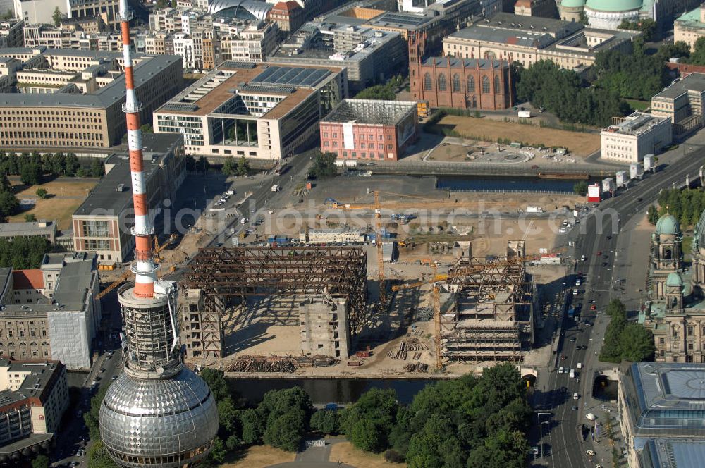 Aerial image Berlin - . Seit Februar 2006 wird der Palast langsam mit Hilfe von fünf Kränen abgerissen. Von einer Sprengung des Gebäudes wurde abgesehen, weil Beschädigungen umliegender Häuser durch den Auftrieb der Bodenwanne und das dadurch bedingte Absinken des Grundwasserspiegels befürchtet wurden. Stattdessen wird das abgetragene Material gemessen und dann im gleichen Maß mit Wasser versetzter Sand in die Bodenwanne geleitet. Die Abrissarbeiten sollten ursprünglich Mitte 2007 abgeschlossen sein. Nachdem im Laufe der Arbeiten an mehreren Stellen neuer Asbest gefunden wurde und sich der Abriss dadurch stark verlangsamte, wird mit Ende 2008 als frühestem Ende kalkuliert. Die Zusatzkosten in Höhe von bislang 9,9 Mio. Euro muss der Bund übernehmen. Nach der vollständigen Abtragung soll vorübergehend eine Grünfläche über der verbleibenden Bodenwanne entstehen.