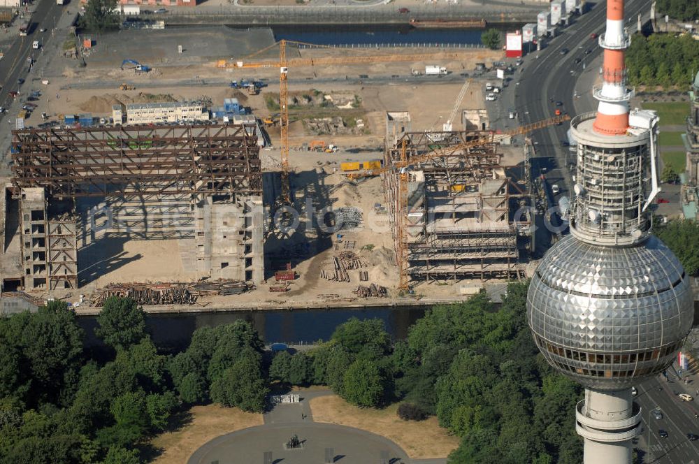 Berlin from above - . Seit Februar 2006 wird der Palast langsam mit Hilfe von fünf Kränen abgerissen. Von einer Sprengung des Gebäudes wurde abgesehen, weil Beschädigungen umliegender Häuser durch den Auftrieb der Bodenwanne und das dadurch bedingte Absinken des Grundwasserspiegels befürchtet wurden. Stattdessen wird das abgetragene Material gemessen und dann im gleichen Maß mit Wasser versetzter Sand in die Bodenwanne geleitet. Die Abrissarbeiten sollten ursprünglich Mitte 2007 abgeschlossen sein. Nachdem im Laufe der Arbeiten an mehreren Stellen neuer Asbest gefunden wurde und sich der Abriss dadurch stark verlangsamte, wird mit Ende 2008 als frühestem Ende kalkuliert. Die Zusatzkosten in Höhe von bislang 9,9 Mio. Euro muss der Bund übernehmen. Nach der vollständigen Abtragung soll vorübergehend eine Grünfläche über der verbleibenden Bodenwanne entstehen.