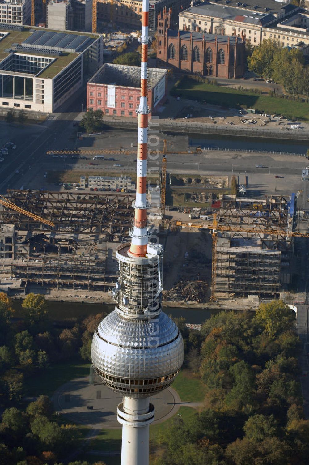 Berlin from above - Blick auf den Abriss des Palast der Republik in Mitte.Der Rückbau des Palastes der Republik verschob sich immer wieder. Am 19. Januar 2006 beschloss der Deutsche Bundestag, Anträgen der Grünen und der Linkspartei zur Verschiebung des Abrisses bzw. zur Erhaltung des Bauwerks nicht stattzugeben.Nach Terminen im Frühjahr 2005 und im Oktober 2005 wird das Gebäude seit Februar 2006 langsam mithilfe von fünf Kränen zurückgebaut. Von einer Sprengung des Gebäudes wurde abgesehen, weil Beschädigungen umliegender Gebäude durch den Auftrieb der Bodenwanne und das dadurch bedingte Absinken des Grundwasserspiegels befürchtet wurden. Stattdessen wird das abgetragene Material gemessen und im gleichen Maß dann mit Wasser versetzter Sand in die Bodenwanne geleitet. Die Abrissarbeiten sollten ursprünglich Mitte 2007 abgeschlossen sein. Nachdem im Laufe der Arbeiten an mehreren Stellen neues Asbest gefunden wurde und sich der Abriss dadurch stark verlangsamte, wird mit Ende 2008 als frühestes Ende kalkuliert. Die Zusatzkosten in Höhe von bislang 9,9 Mio. Euro muss der Bund übernehmen.Nach der vollständigen Abtragung soll vorübergehend eine Grünfläche über der verbleibenden Bodenwanne entstehen. Diskutiert wird auch eine Zwischennutzung der Fläche durch eine Kunsthalle.