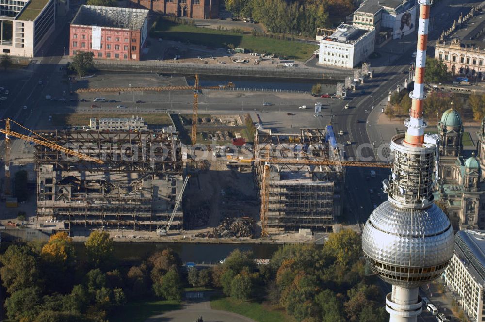 Berlin from above - Blick auf den Abriss des Palast der Republik in Mitte.Der Rückbau des Palastes der Republik verschob sich immer wieder. Am 19. Januar 2006 beschloss der Deutsche Bundestag, Anträgen der Grünen und der Linkspartei zur Verschiebung des Abrisses bzw. zur Erhaltung des Bauwerks nicht stattzugeben.Nach Terminen im Frühjahr 2005 und im Oktober 2005 wird das Gebäude seit Februar 2006 langsam mithilfe von fünf Kränen zurückgebaut. Von einer Sprengung des Gebäudes wurde abgesehen, weil Beschädigungen umliegender Gebäude durch den Auftrieb der Bodenwanne und das dadurch bedingte Absinken des Grundwasserspiegels befürchtet wurden. Stattdessen wird das abgetragene Material gemessen und im gleichen Maß dann mit Wasser versetzter Sand in die Bodenwanne geleitet. Die Abrissarbeiten sollten ursprünglich Mitte 2007 abgeschlossen sein. Nachdem im Laufe der Arbeiten an mehreren Stellen neues Asbest gefunden wurde und sich der Abriss dadurch stark verlangsamte, wird mit Ende 2008 als frühestes Ende kalkuliert. Die Zusatzkosten in Höhe von bislang 9,9 Mio. Euro muss der Bund übernehmen.Nach der vollständigen Abtragung soll vorübergehend eine Grünfläche über der verbleibenden Bodenwanne entstehen. Diskutiert wird auch eine Zwischennutzung der Fläche durch eine Kunsthalle.